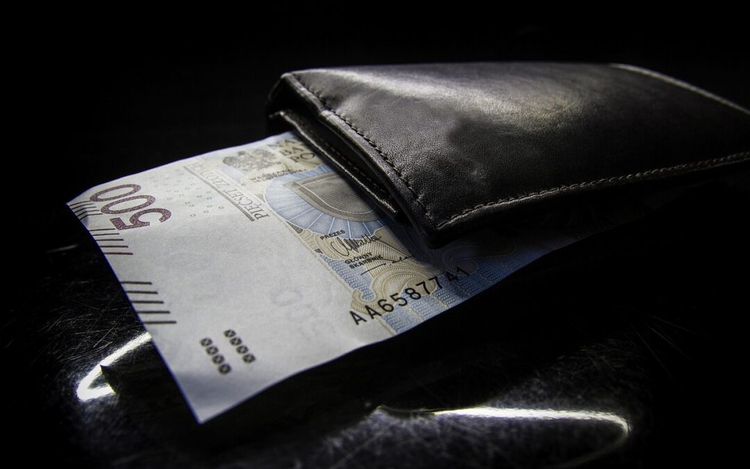 Prawie 1,5 mln pracowników w Polsce otrzymuje część wynagrodzenia „pod stołem”