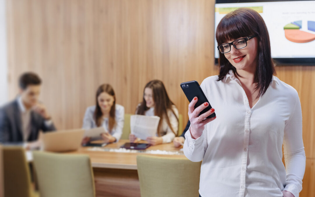 Prawie 50% Polaków siedzi na Facebooku i Messengerze zamiast pracować. Najwięcej czasu tracimy na TikToku.