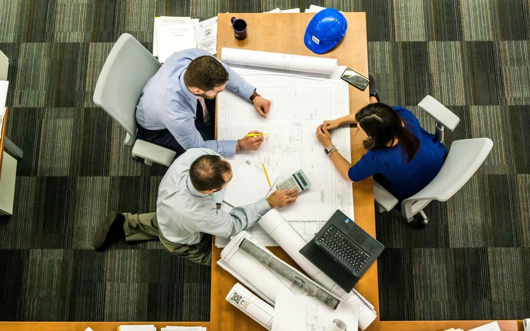 Rozwój firm napędza rekrutacje, spadek popytu wymusza redukcje