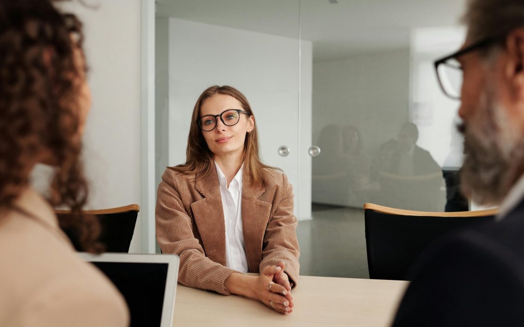 Rozwój firm napędza zatrudnienie, zmiany rynkowe wymuszają redukcje