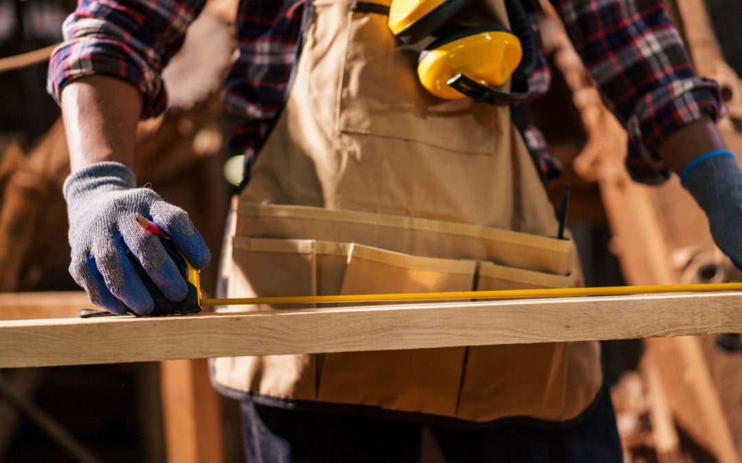 Czy stolarz to dobra praca? Analiza zarobków i perspektyw w branży obróbki drewna