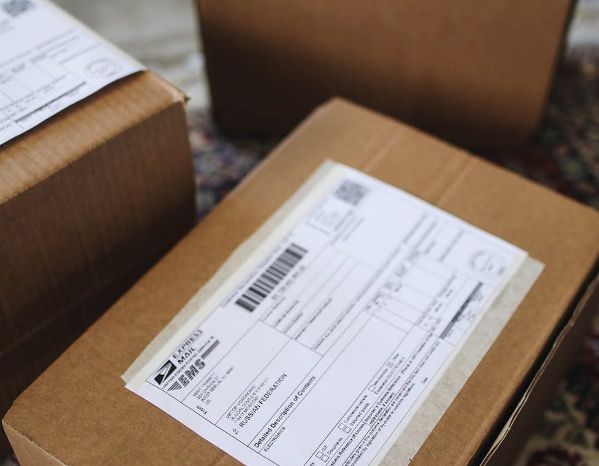 Przesyłka kurierska a paczkomat – co jest tańsze i wygodniejsze dla nadawcy?