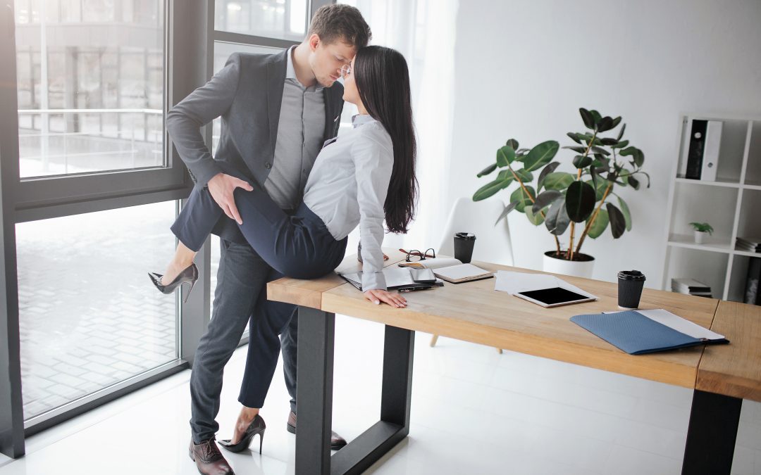 Co czwarty pracownik w Polsce miał romans w miejscu pracy, a 61% było świadkiem nawiązania takiej relacji